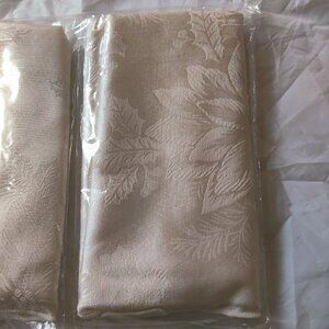 Dinner napkins in Ivory color Poinsetta Bloom design.4 per package.CottonPoly